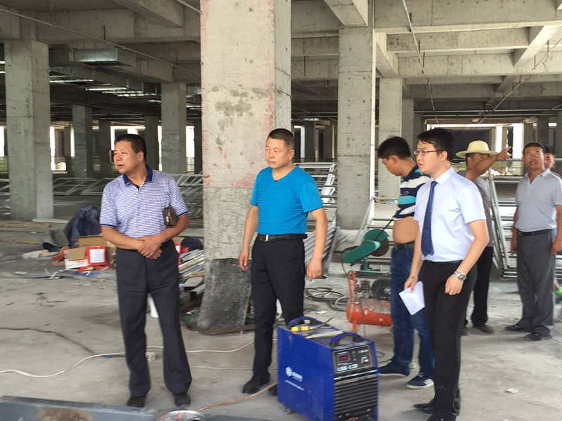 副總經(jīng)理孫宏雷檢查階州廣場(chǎng)安全工作