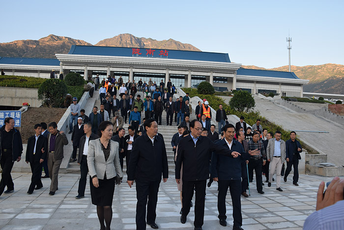 全國(guó)、省市政協(xié)委員體驗(yàn)蘭渝鐵路、視察階州廣場(chǎng)