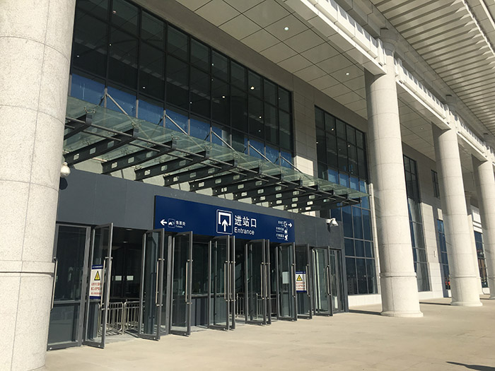 全國(guó)、省市政協(xié)委員體驗(yàn)蘭渝鐵路、視察階州廣場(chǎng)