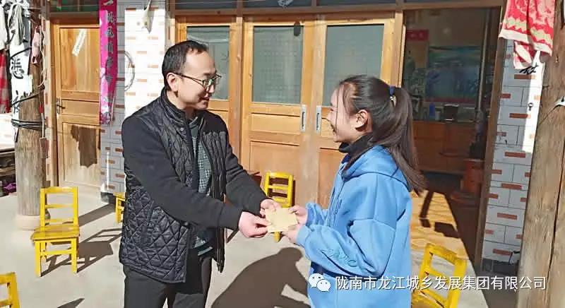 堅(jiān)持精準(zhǔn)幫扶，合力脫貧攻堅(jiān)——市龍江城鄉(xiāng)發(fā)展集團(tuán)、隴南太平洋財(cái)險(xiǎn)公司聯(lián)合開展幫扶文縣橋頭鎮(zhèn)安子坡村2019年春節(jié)慰問活動(dòng)