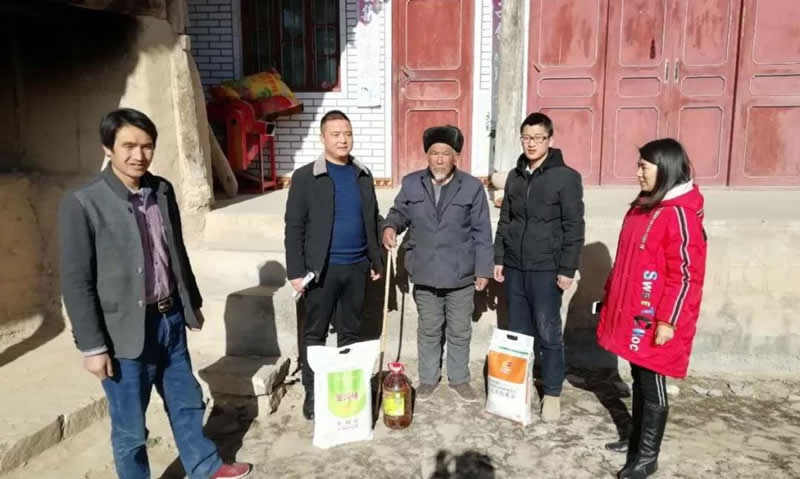 堅(jiān)持精準(zhǔn)幫扶，合力脫貧攻堅(jiān)——市龍江城鄉(xiāng)發(fā)展集團(tuán)、隴南太平洋財(cái)險(xiǎn)公司聯(lián)合開展幫扶文縣橋頭鎮(zhèn)安子坡村2019年春節(jié)慰問活動(dòng)