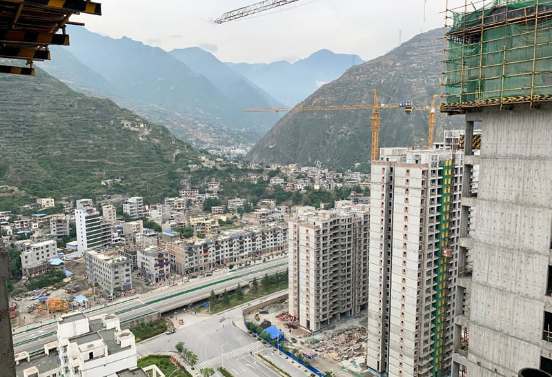 匠心傾注、喜封金頂——龍江?雙子座商住小區(qū)主體順利封頂