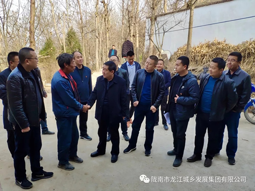 市龍江集團(tuán)在文縣橋頭鎮(zhèn)安子坡村開展“解難題、辦實(shí)事、送溫暖”活動