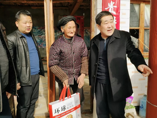 市龍江集團(tuán)在文縣橋頭鎮(zhèn)安子坡村開展“解難題、辦實(shí)事、送溫暖”活動