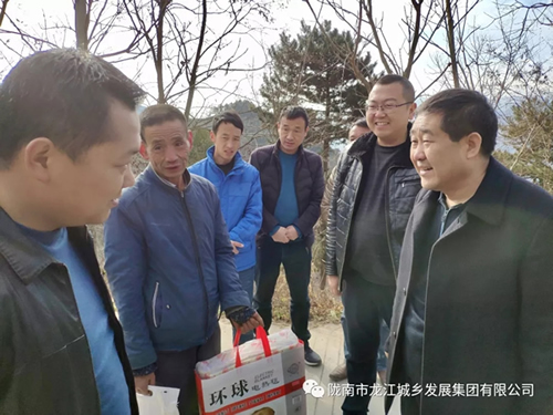 市龍江集團(tuán)在文縣橋頭鎮(zhèn)安子坡村開展“解難題、辦實(shí)事、送溫暖”活動