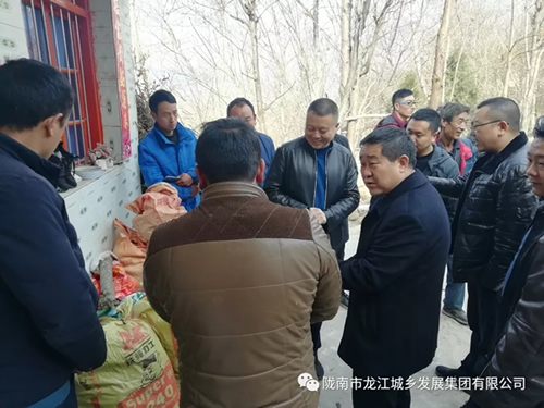 市龍江集團(tuán)在文縣橋頭鎮(zhèn)安子坡村開展“解難題、辦實(shí)事、送溫暖”活動