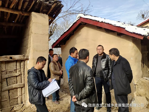 市龍江集團(tuán)在文縣橋頭鎮(zhèn)安子坡村開展“解難題、辦實(shí)事、送溫暖”活動