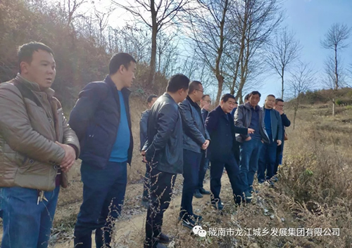 市龍江集團(tuán)在文縣橋頭鎮(zhèn)安子坡村開展“解難題、辦實(shí)事、送溫暖”活動